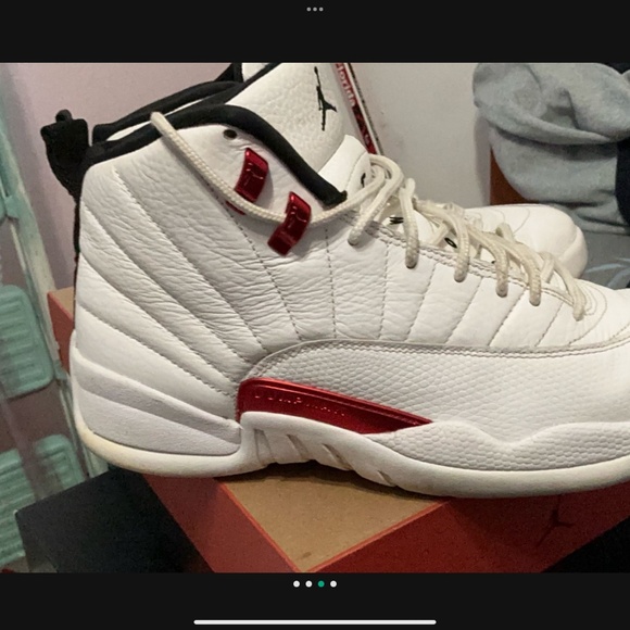 Jordan 12 - Picture 2 of 4